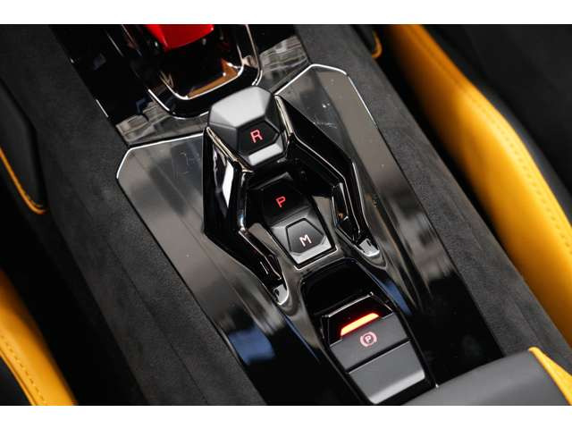 �Z���^�[�g���l������R���\�[���ɂ����ăA�h�y���\�i���œ���B����n�����R�Ɏ�ɓ���ސ݌v�ŁA���s���̈�̊������߂܂��B�ו��܂ō�荞�܂ꂽ�d�オ��́A���L���銽�т����I�Ɏ����ł���|�C���g�ł��B