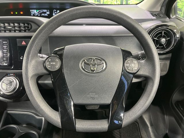 �C���e���A�ɍ��킹���f�U�C���̃X�e�A�����O�́A�^�]�������̂��Ƃ��l���A�^�]���₷���`��A�傫���ł��B�����x�A���ۂɐG���Ă��m���߂��������B