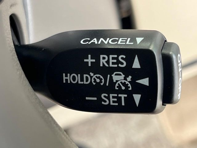 【レーダークルーズコントロール】高速道路での長距離走行が楽に!!自動で速度を保つクルーズコントロールが、衝突軽減システムと連携し、前方の車両を感知して車間を保つように速度調節してくれます!!