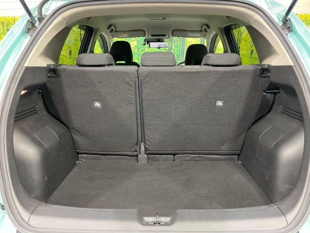 ���i�̂���������ʋ΁A���}���ɏ\���ȉ׎��X�y�[�X���m�ۂ��Ă���܂��B�Z�J���h�V�[�g��|���ƁA�傫�ȉו��̐ύڂ��\�ł���