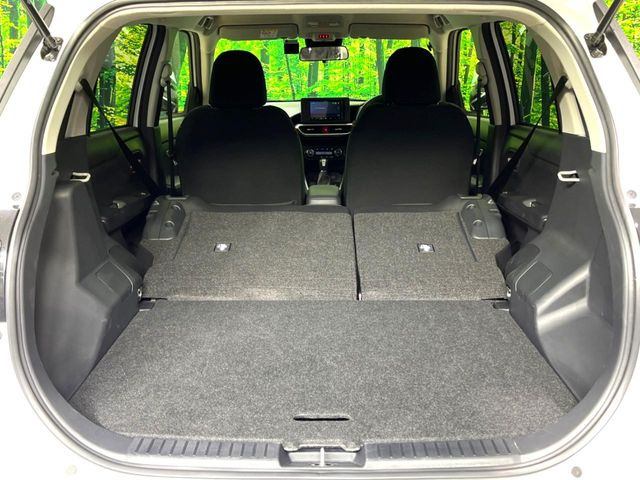 普段のお買い物や通勤、送迎等に十分な荷室スペースを確保しております。セカンドシートを倒すと、大きな荷物の積載も可能です♪