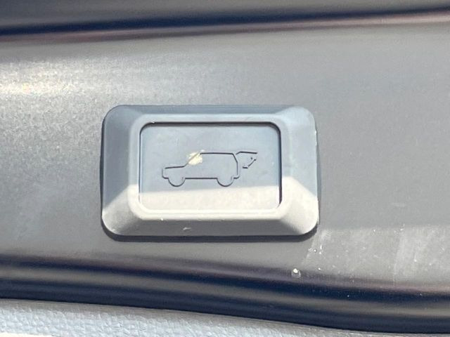 【ハンズフリーパワーバックドア】リアバンパー下部に足先を出し入れするだけでバックドアが自動で開閉♪両手が荷物でふさがっている時でもラクラク開閉操作が行えます!