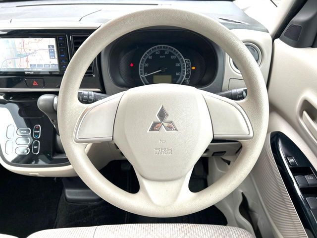 �C���e���A�ɍ��킹���f�U�C���̃X�e�A�����O�́A�^�]�������̂��Ƃ��l���A�^�]���₷���`��A�傫���ł��B�����x�A���ۂɐG���Ă��m���߂��������B