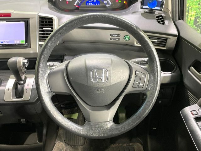 �C���e���A�ɍ��킹���f�U�C���̃X�e�A�����O�́A�^�]�������̂��Ƃ��l���A�^�]���₷���`��A�傫���ł��B�����x�A���ۂɐG���Ă��m���߂��������B