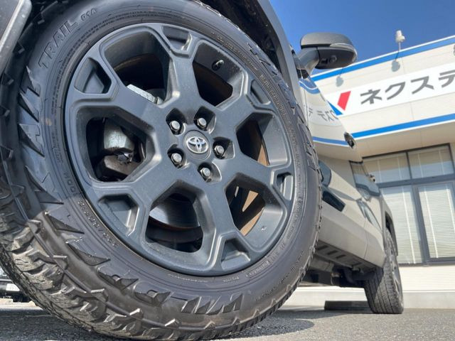 【グレード専用純正18インチアルミホイール】デザイン性の高い純正アルミホイールを装着しております。各種社外アルミホイールや、スタッドレスタイヤも取扱いしております。是非ご相談ください♪