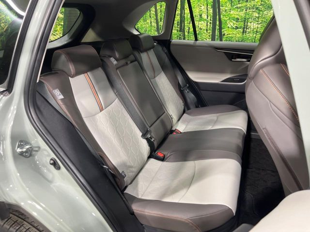 【合皮レザーシート】汚れのふき取りが容易でメンテナンスもが簡単な、機能性に優れる合成皮革を採用した上質なシートです。座り心地もよく、高級感あふれる心地良い車内空間を演出してくれます。