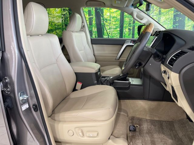 【合皮レザーシート】汚れのふき取りが容易でメンテナンスもが簡単な、機能性に優れる合成皮革を採用した上質なシートです。座り心地もよく、高級感あふれる心地良い車内空間を演出してくれます。