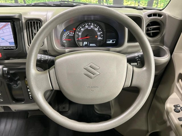 �C���e���A�ɍ��킹���f�U�C���̃X�e�A�����O�́A�^�]�������̂��Ƃ��l���A�^�]���₷���`��A�傫���ł��B�����x�A���ۂɐG���Ă��m���߂��������B