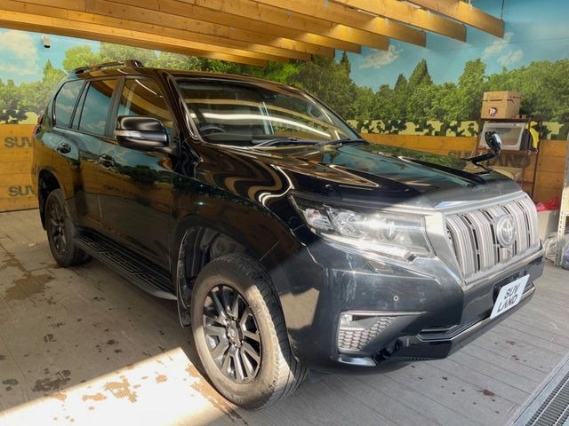 高透明度のガラス皮膜で撥水はもちろん、上質なツヤ・光沢を実現。紫外線や酸性雨から大切な愛車を保護し、色あせ・劣化を防止。「弾スプラッシュコート」、「弾プリミッサコート」からお選びいただけます。