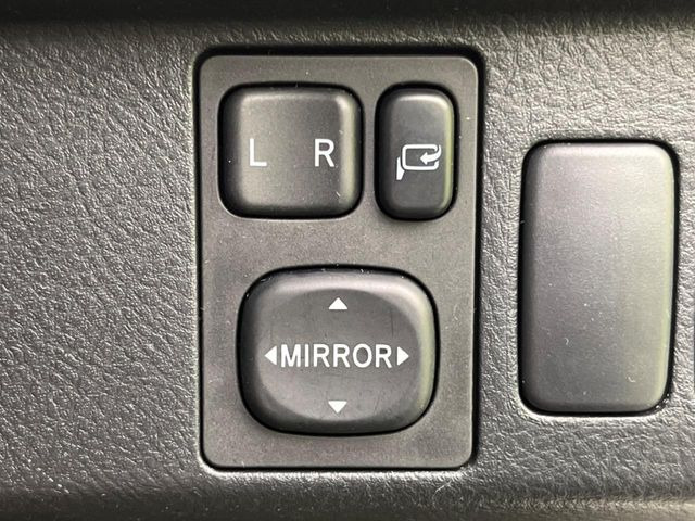 �y�d���i�[�~���[�z�T�C�h�~���[�͓d���i�[���ƂȂ��Ă���A�������ԏ�ł��L�Y�������X�N��}�����܂��B