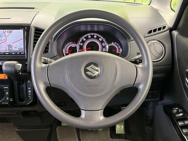 �C���e���A�ɍ��킹���f�U�C���̃X�e�A�����O�́A�^�]�������̂��Ƃ��l���A�^�]���₷���`��A�傫���ł��B�����x�A���ۂɐG���Ă��m���߂��������B