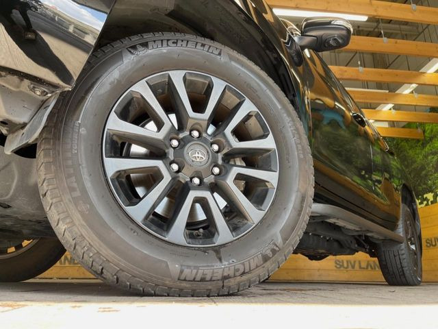 【グレード専用純正18インチアルミホイール】デザイン性の高い純正アルミホイールを装着しております。各種社外アルミホイールや、スタッドレスタイヤも取扱いしております。是非ご相談ください♪