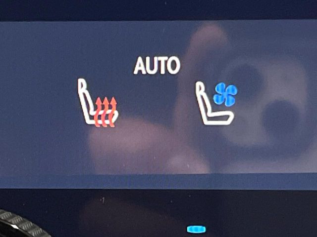 【シートベンチレーション】夏場は涼しい風でお尻や背中の熱やムレを防ぎ、冬はエアコンよりも早く温まってポカポカに!季節を問わず快適に過ごせます。