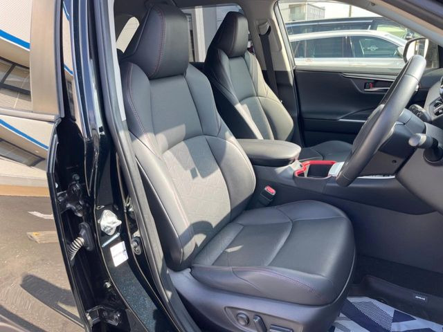 【合皮レザーシート】汚れのふき取りが容易でメンテナンスもが簡単な、機能性に優れる合成皮革を採用した上質なシートです。座り心地もよく、高級感あふれる心地良い車内空間を演出してくれます。