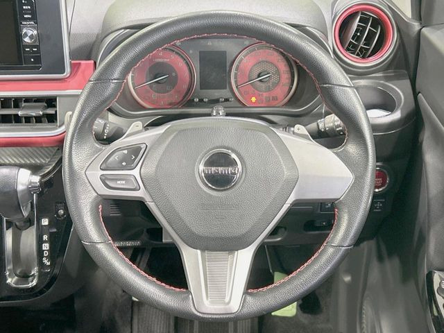 �C���e���A�ɍ��킹���f�U�C���̃X�e�A�����O�́A�^�]�������̂��Ƃ��l���A�^�]���₷���`��A�傫���ł��B�����x�A���ۂɐG���Ă��m���߂��������B