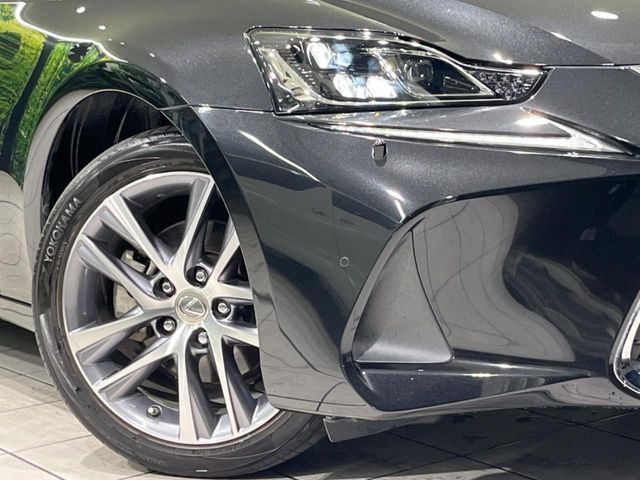 【三眼LEDヘッドライト】スタイリッシュな見た目の三眼LEDヘッドライトを装備♪スタイルだけでなく、夜間の走行も視界良好で安心してお乗りいただけます。