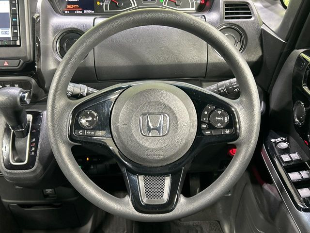 �C���e���A�ɍ��킹���f�U�C���̃X�e�A�����O�́A�^�]�������̂��Ƃ��l���A�^�]���₷���`��A�傫���ł��B�����x�A���ۂɐG���Ă��m���߂��������B