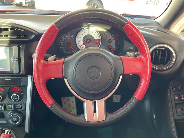 �y�����v�����X�e�A�����O�z�㎿�Ȋv���g�p���邱�ƂŁA��ɂ����������݂ƂĂ��^�]���₷���n���h���ł���