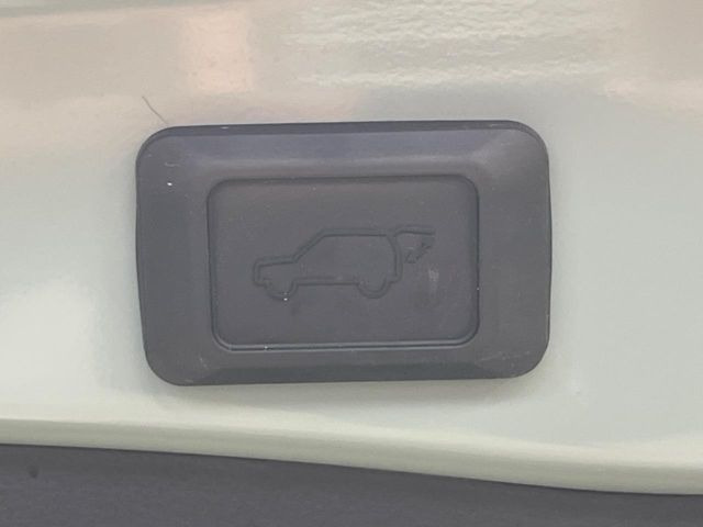 【ハンズフリーパワーバックドア】リアバンパー下部に足先を出し入れするだけでバックドアが自動で開閉♪両手が荷物でふさがっている時でもラクラク開閉操作が行えます!