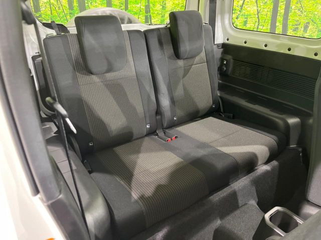 後部座席も気になるようなキズ・汚れやへたり等、大きなダメージはなく、良好な状態です。