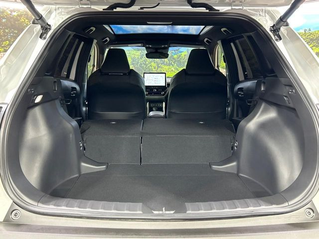 普段のお買い物や通勤、送迎等に十分な荷室スペースを確保しております。セカンドシートを倒すと、大きな荷物の積載も可能です♪