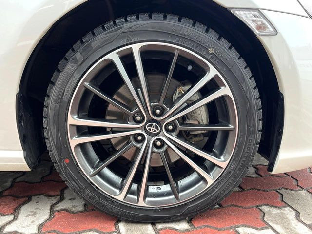 �y����17�C���`�A���~�z�C�[���z�O�ςɃ}�b�`���������A���~�z�C�[���𑕒����Ă���܂��B�e��ЊO�A���~�z�C�[����A�X�^�b�h���X�^�C�����戵�����Ă���܂��B���񂲑��k����������