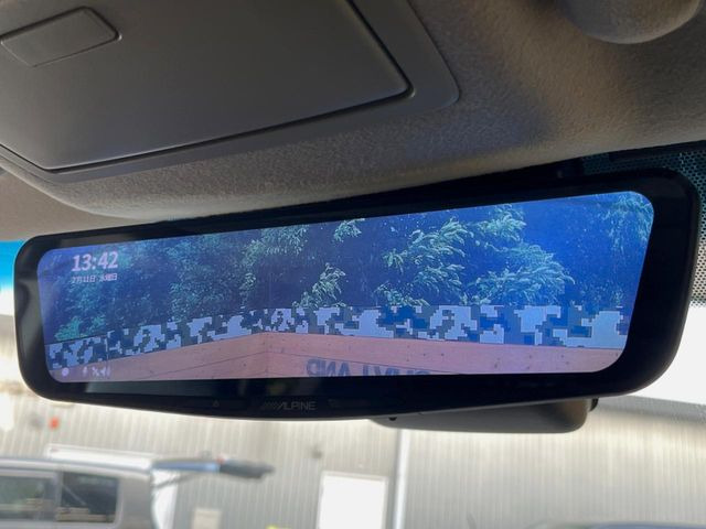 【デジタルインナーミラー】後席の大きな荷物や同乗者で後方が確認しづらい時でも安心!カメラが撮影した車両後方の映像をルームミラー内に表示。クリアな視界で状況の確認が可能です!