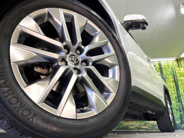 【純正19インチアルミホイール】外観にマッチした純正アルミホイールを装着しております。各種社外アルミホイールや、スタッドレスタイヤも取扱いしております。是非ご相談ください♪