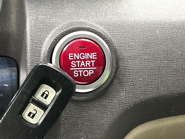 �yHonda�X�}�[�g�L�[�z�J�o����|�P�b�g�ɓ��ꂽ�܂܂ł��h�A�̎{���E�������\�ȃX�}�[�g�L�[�𑕔��B�G���W���̃I���E�I�t�����J�M�����o���K�v����������Ƃ��Ă��֗��ł���