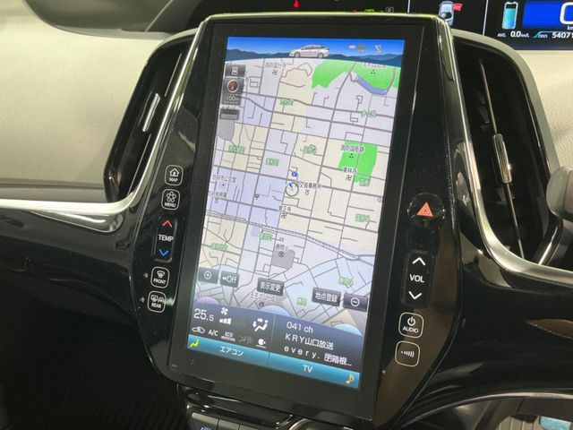 【純正ナビ】人気の純正ナビを装備しております。ナビの使いやすさはもちろん、オーディオ機能も充実!キャンプや旅行はもちろん、通勤や買い物など普段のドライブも楽しくなるはず♪