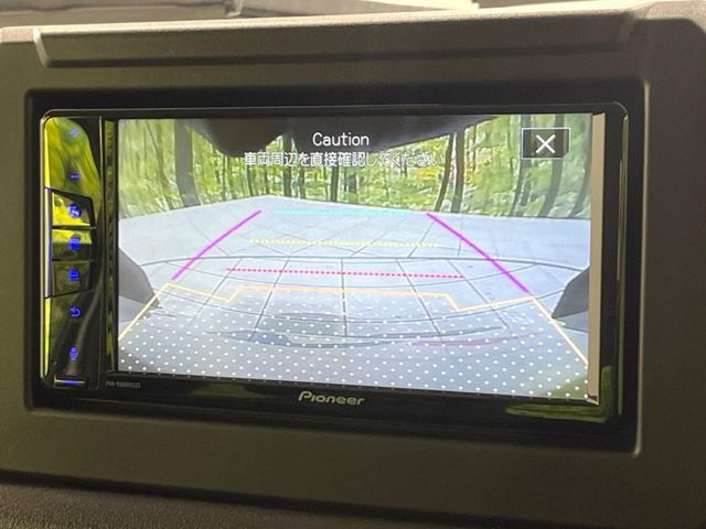 【バックカメラ】駐車時に後方がリアルタイム映像で確認できます。大型商業施設や立体駐車場での駐車時や、夜間のバック時に大活躍!運転スキルに関わらず、今や必須となった装備のひとつです!