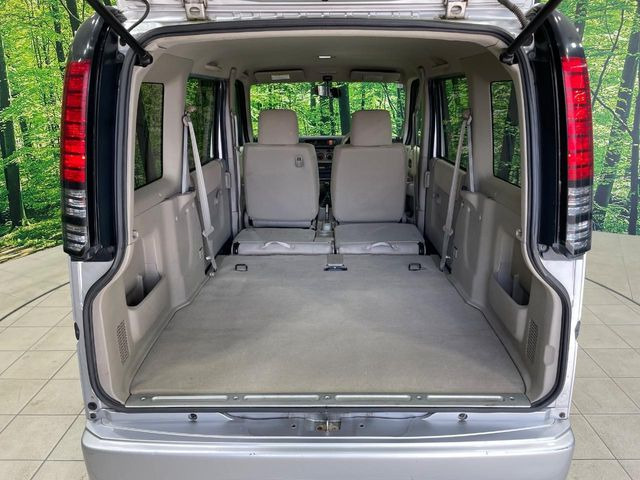 ���i�̂���������ʋ΁A���}���ɏ\���ȉ׎��X�y�[�X���m�ۂ��Ă���܂��B�Z�J���h�V�[�g��|���ƁA�傫�ȉו��̐ύڂ��\�ł���