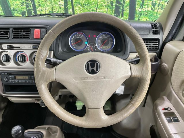 �C���e���A�ɍ��킹���f�U�C���̃X�e�A�����O�́A�^�]�������̂��Ƃ��l���A�^�]���₷���`��A�傫���ł��B�����x�A���ۂɐG���Ă��m���߂��������B