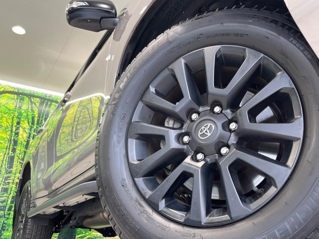 【純正18インチアルミホイール】外観にマッチした純正アルミホイールを装着しております。各種社外アルミホイールや、スタッドレスタイヤも取扱いしております。是非ご相談ください♪