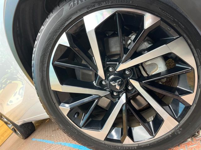 �y����20�C���`�A���~�z�C�[���z�O�ςɃ}�b�`���������A���~�z�C�[���𑕒����Ă���܂��B�e��ЊO�A���~�z�C�[����A�X�^�b�h���X�^�C�����戵�����Ă���܂��B���񂲑��k����������