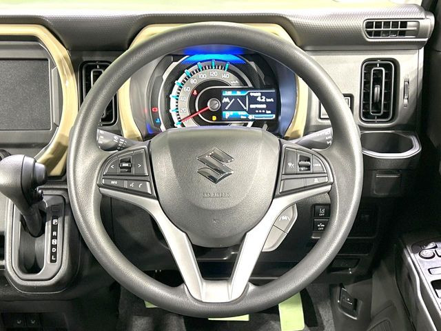 �C���e���A�ɍ��킹���f�U�C���̃X�e�A�����O�́A�^�]�������̂��Ƃ��l���A�^�]���₷���`��A�傫���ł��B�����x�A���ۂɐG���Ă��m���߂��������B