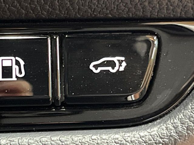 【パワーバックドア】スマートキーや運転席のボタンを押すだけでリアゲートが自動で開閉します!荷物を持っている時や、高い位置にあるバックドアを閉める際に便利な機能です♪