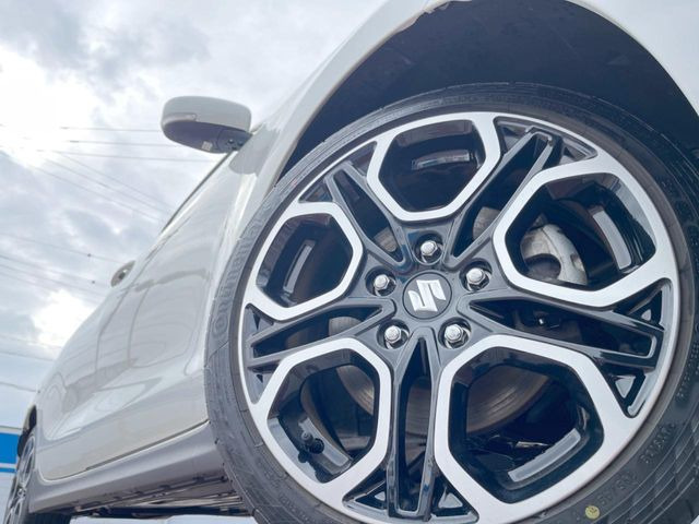 �y����17�C���`�A���~�z�C�[���z�O�ςɃ}�b�`���������A���~�z�C�[���𑕒����Ă���܂��B�e��ЊO�A���~�z�C�[����A�X�^�b�h���X�^�C�����戵�����Ă���܂��B���񂲑��k����������