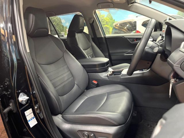 【合皮レザーシート】汚れのふき取りが容易でメンテナンスもが簡単な、機能性に優れる合成皮革を採用した上質なシートです。座り心地もよく、高級感あふれる心地良い車内空間を演出してくれます。