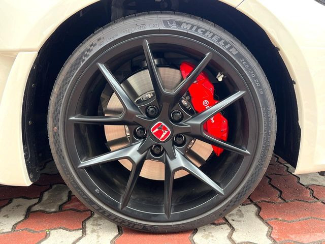 �y����19�C���`�A���~�z�C�[���z�O�ςɃ}�b�`���������A���~�z�C�[���𑕒����Ă���܂��B�e��ЊO�A���~�z�C�[����A�X�^�b�h���X�^�C�����戵�����Ă���܂��B���񂲑��k����������