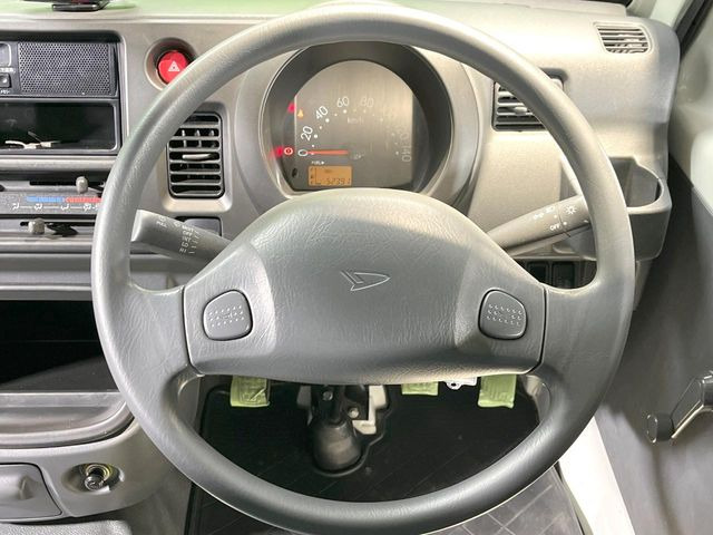 �C���e���A�ɍ��킹���f�U�C���̃X�e�A�����O�́A�^�]�������̂��Ƃ��l���A�^�]���₷���`��A�傫���ł��B�����x�A���ۂɐG���Ă��m���߂��������B