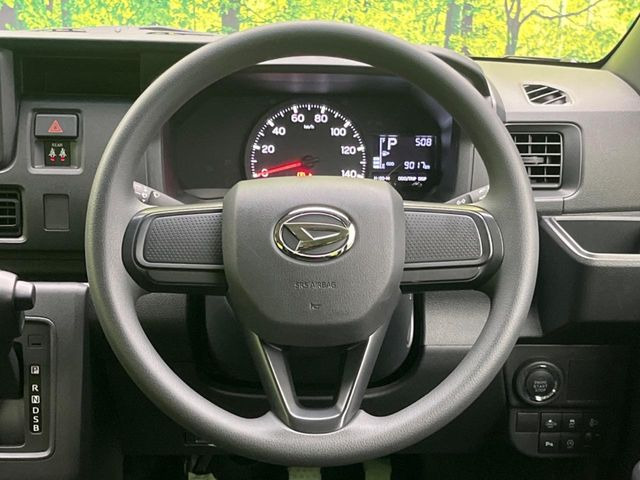 �C���e���A�ɍ��킹���f�U�C���̃X�e�A�����O�́A�^�]�������̂��Ƃ��l���A�^�]���₷���`��A�傫���ł��B�����x�A���ۂɐG���Ă��m���߂��������B