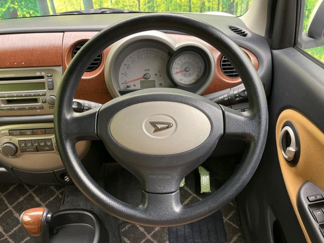 �C���e���A�ɍ��킹���f�U�C���̃X�e�A�����O�́A�^�]�������̂��Ƃ��l���A�^�]���₷���`��A�傫���ł��B�����x�A���ۂɐG���Ă��m���߂��������B