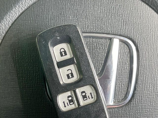 �yHonda�X�}�[�g�L�[�z�J�o����|�P�b�g�ɓ��ꂽ�܂܂ł��h�A�̎{���E�������\�ȃX�}�[�g�L�[�𑕔��B�G���W���̃I���E�I�t�����J�M�����o���K�v����������Ƃ��Ă��֗��ł���