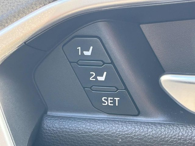 【メモリー機能付きパワーシート】ドライバーごとに設定したシート位置を記憶して、ボタン一つで切り替えできる便利な機能!運転する方が複数名いらっしゃるご家庭におすすめです♪