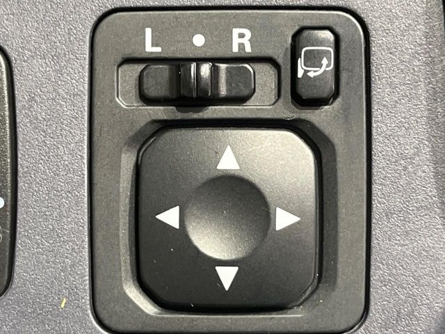 �y�d���i�[�~���[�z�T�C�h�~���[�͓d���i�[���ƂȂ��Ă���A�������ԏ�ł��L�Y�������X�N��}�����܂��B