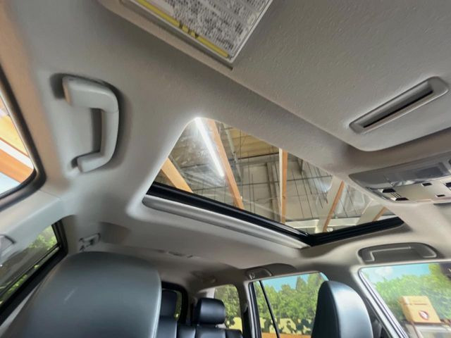 【サンルーフ】開放感たっぷりの希少装備、サンルーフが装着されています!車内に明かりを取り入れたり景色を楽しむ以外にも、車内の空気も簡単に換気できて快適です!