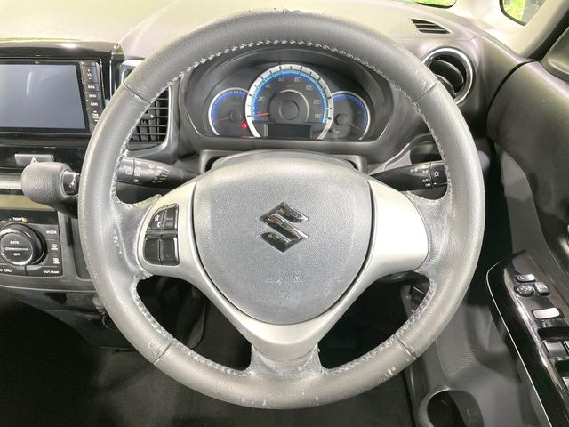 �C���e���A�ɍ��킹���f�U�C���̃X�e�A�����O�́A�^�]�������̂��Ƃ��l���A�^�]���₷���`��A�傫���ł��B�����x�A���ۂɐG���Ă��m���߂��������B