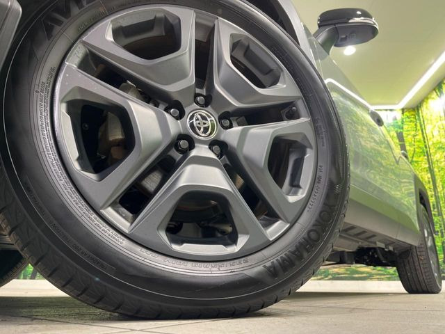 【グレード専用純正19インチアルミホイール】デザイン性の高い純正アルミホイールを装着しております。各種社外アルミホイールや、スタッドレスタイヤも取扱いしております。是非ご相談ください♪