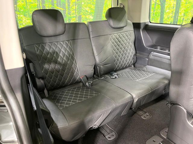 床下収納式のサードシートです。座席部分をコンパクトに収納でき、広大な荷室スペースとしてお使いいただけます!乗車人数や荷物の量など利用シーンに合わせて3列目を有効活用でき、とっても便利♪